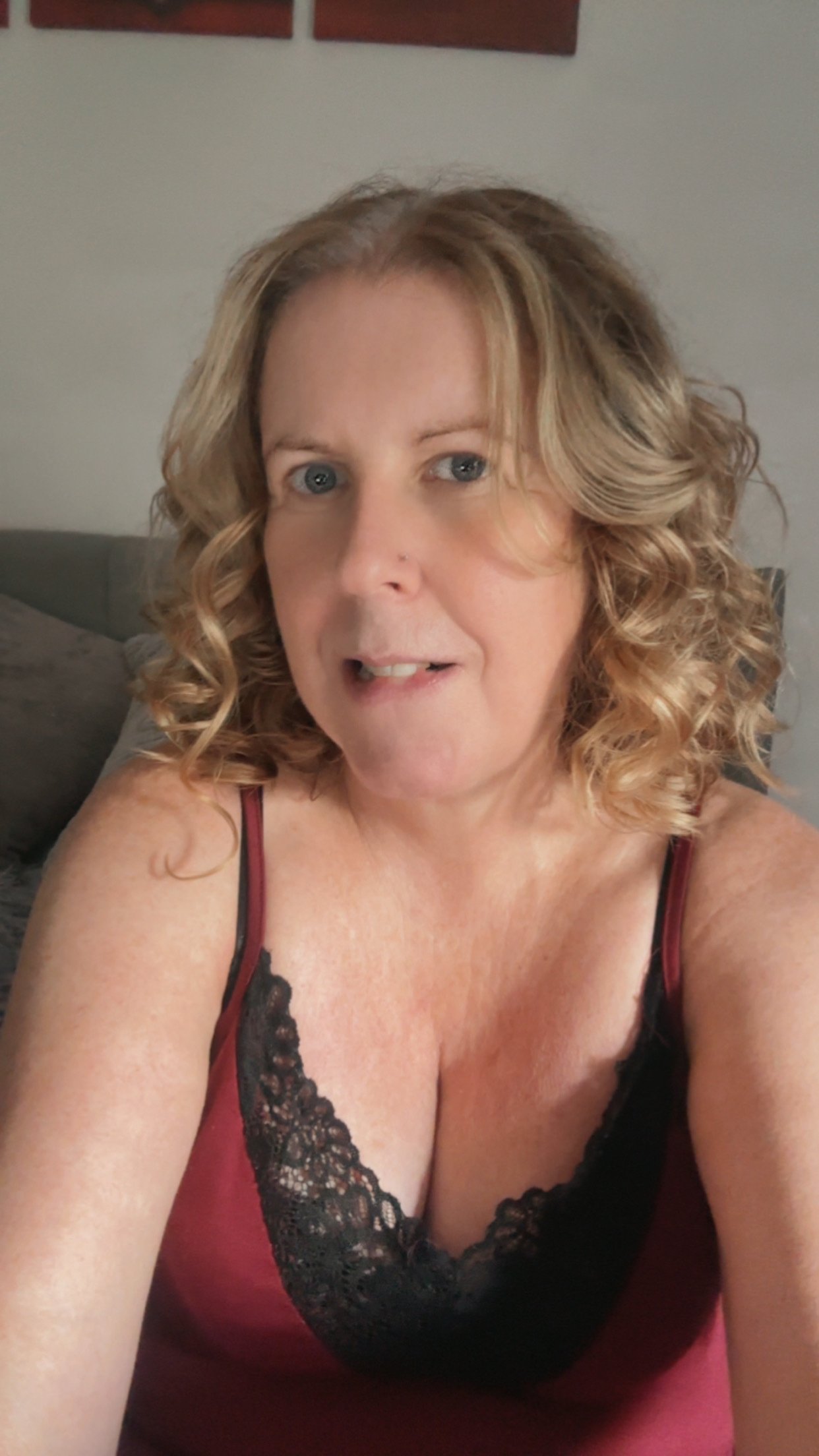 Curlyblonde22 photo 2