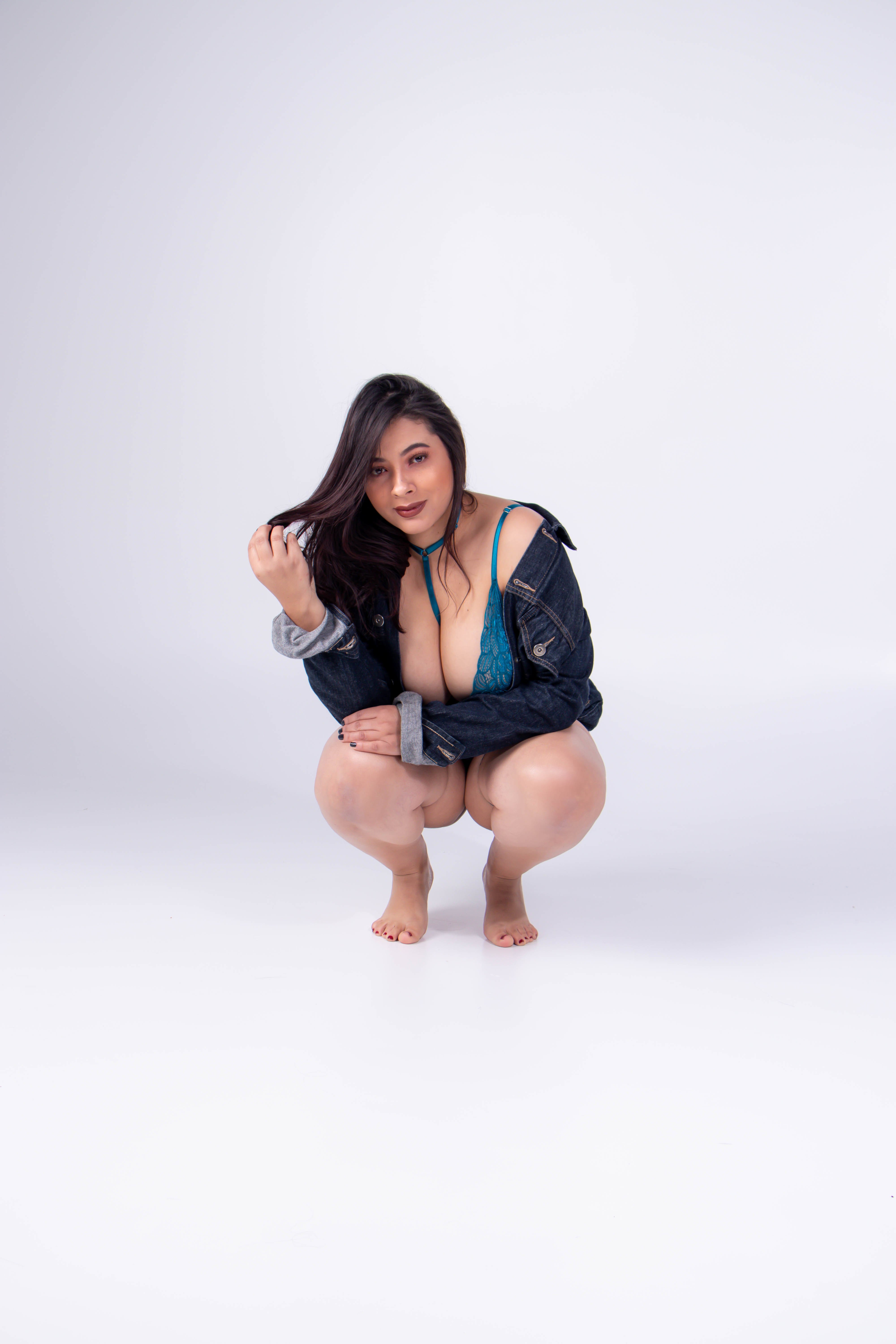 SophieCurvess photo 38