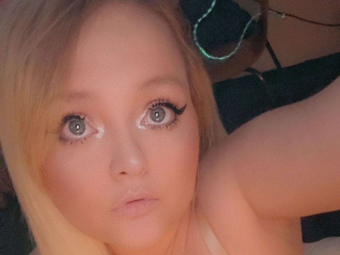 BustyBlondeBabe95 photo 1