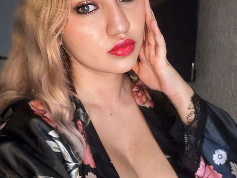 RoxxanaLovelySexxy photo 2