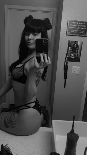 BettiePainXO photo 8