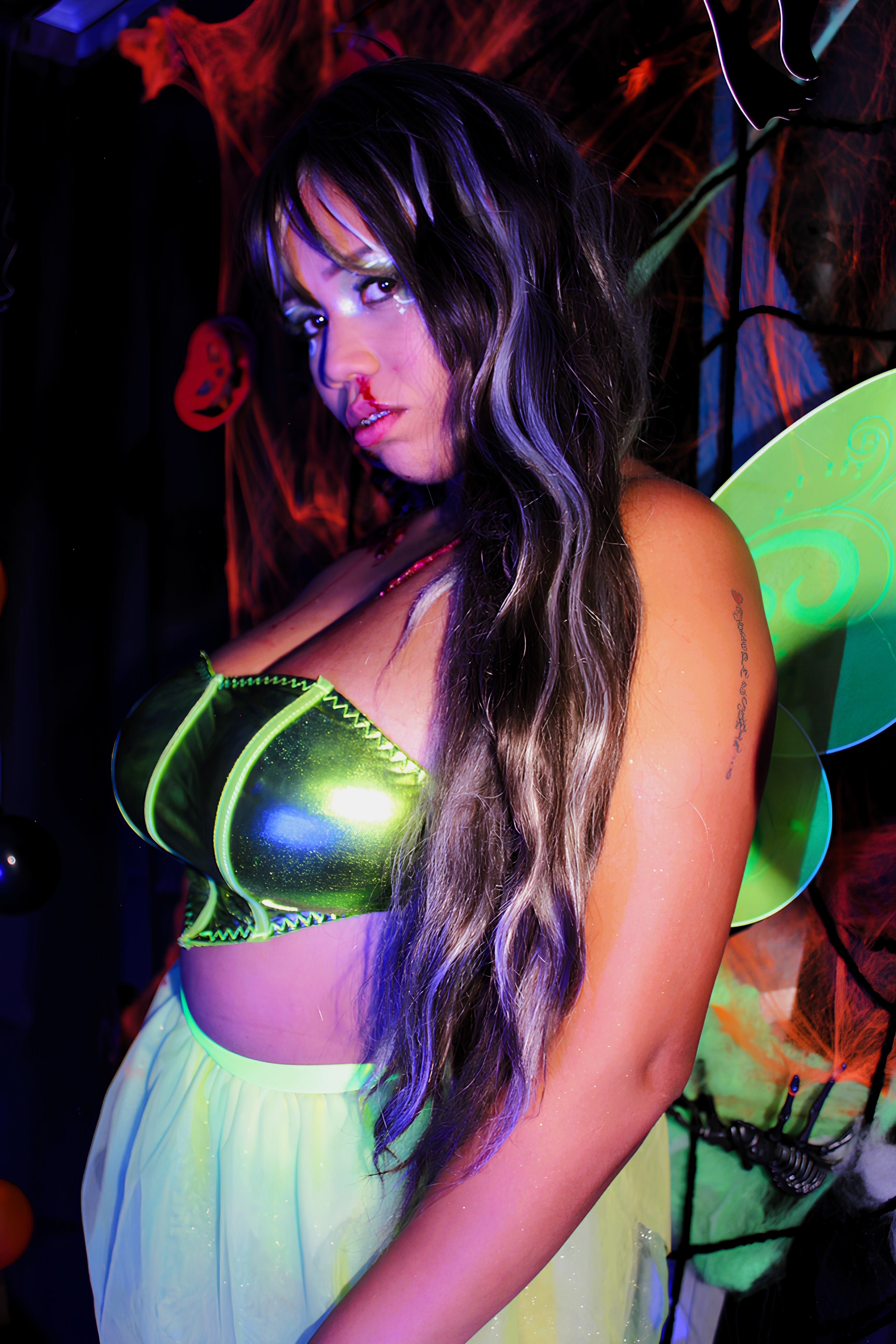 BustyGlow121 photo 4