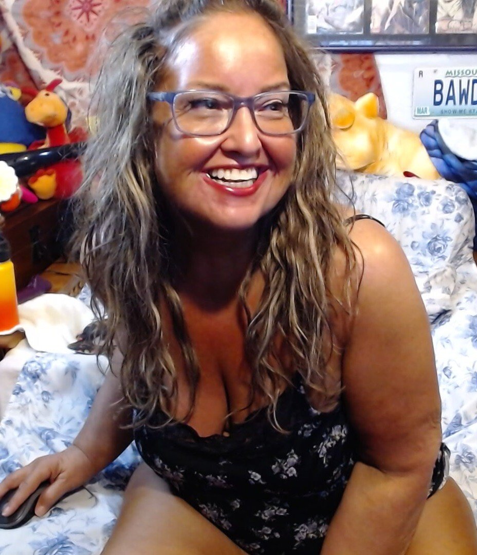 ClaudiaMidwestWife photo 8